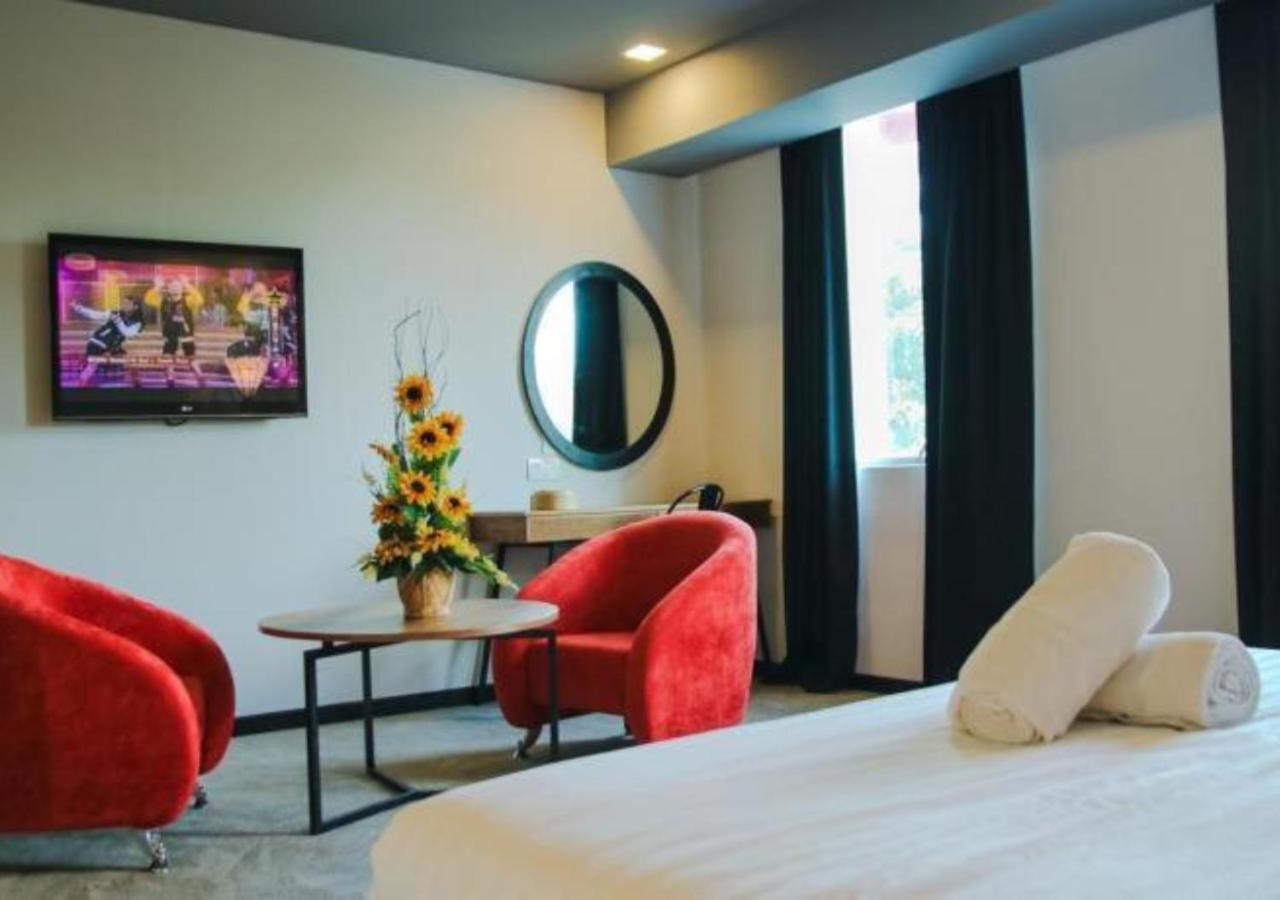 איפוה Hotel Regal Vista מראה חיצוני תמונה